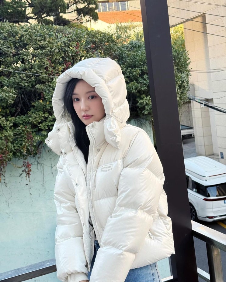  배우 김지원 캐주얼룩 겨울 코디 듀베티카 마리에타 라이트 크림 추천!