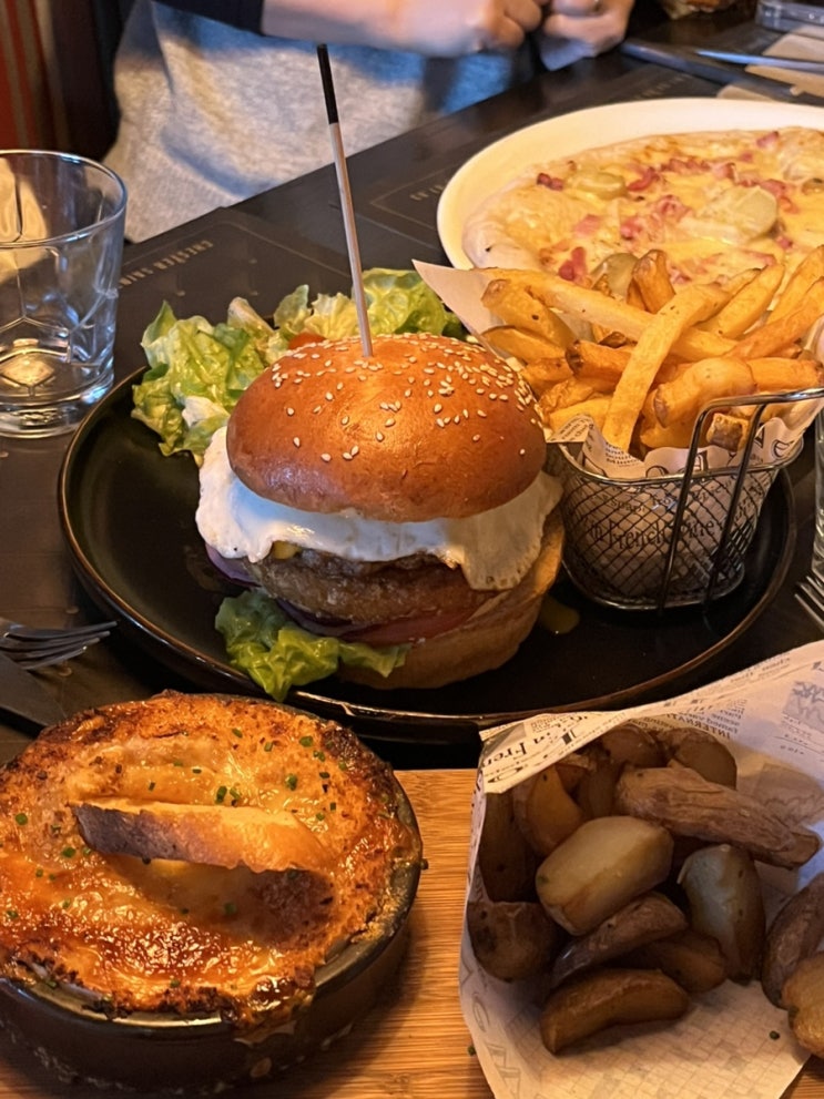  프랑스 파리 현지인 맛집 생투앙로몬 체스터펍 CHESTER Pub 햄버거 스테이크 까망베르치즈 추천