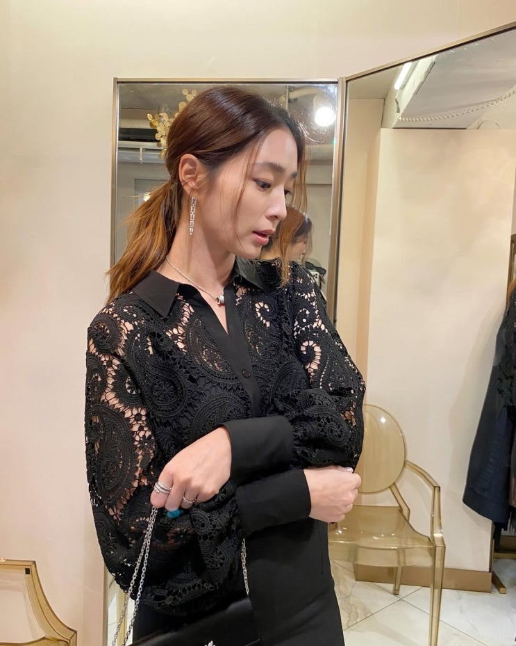  우아한 40대 엄마들의 명품백으로 크리스탈이 유니크한 멋인 브랜드 로저비비에 미니 가방 추천 w. 이민정