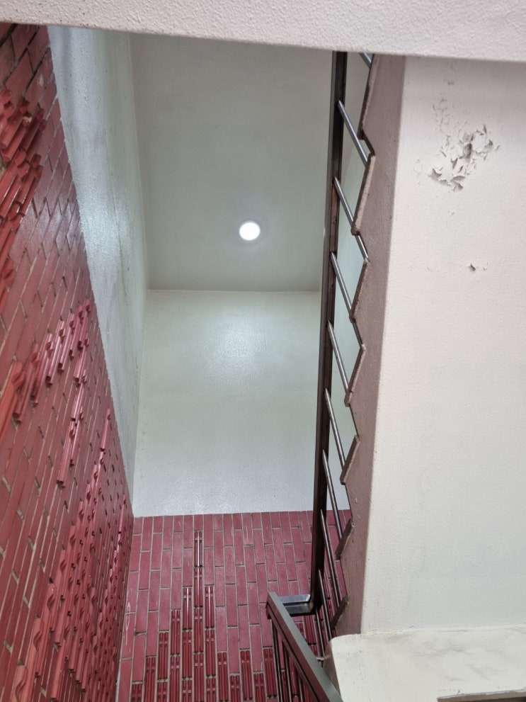  진주아파트조명교체 흥한 타운 아파트 계단실 드레스룸 베란다 LED 전등 조명 잔광 잔상 제거 콘덴서 설치 교체