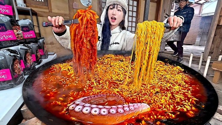 대왕 솥뚜껑에 라면 10개와 묵은지 라죽까지 먹방 대왕 솥뚜껑에 라면 10개와 묵은지 라죽까지 먹방