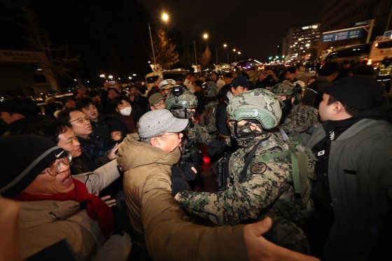 (2024.12.03.) <b>윤 대통령</b>, 비상<b>계엄</b> 선포…<b>국회</b>서 해제 가결