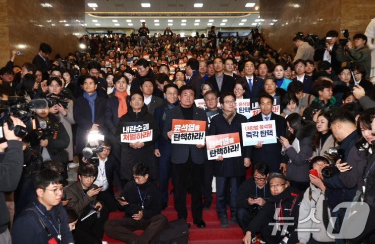 '尹탄핵론' 수면 위로 떠오르자…정치테마株 폭주 '尹탄핵론' 수면 위로 떠오르자…정치테마株 폭주