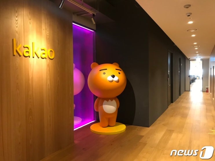 '탄핵 테마주' 된 카카오 그룹주…페이 6%·카뱅 5% 상승 마감 '탄핵 테마주' 된 카카오 그룹주…페이 6%·카뱅 5% 상승 마감