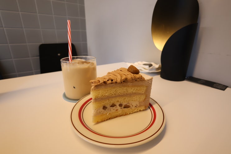  선정릉역 카페 추천! 강남에서 만나는 크리스마스 트리와 디저트 맛집 에이밤카페