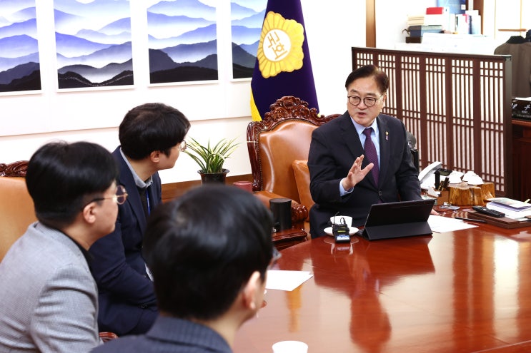 <b>우원식</b> 국회<b>의장</b>, 계엄군 저지한 국회 보좌진 <b>면담</b>