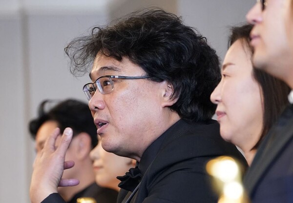 <b>대통령</b> 퇴진 구속 요구하고 나선 영화인 2500여명 <b>긴급성명</b>... 