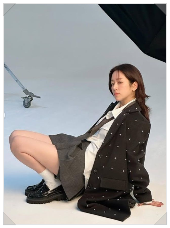 한지민, 교복 입고 화보 촬영…"섹시 그 자체"