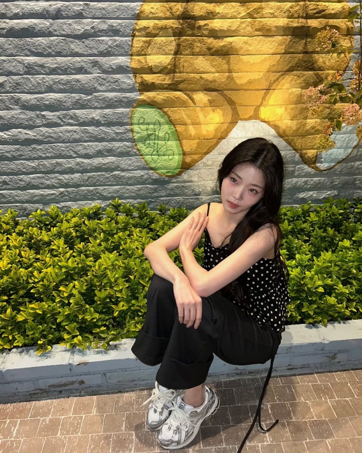  요즘 여성 패피들에게 난리난 운동화로 뉴발란스 1906r 여자 신발 추천 w. 신지연
