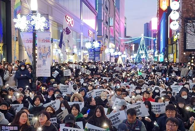 ‘보수 텃밭’ 대구, 탄핵 무산에 “<b>국민의힘 해체</b>하라”
