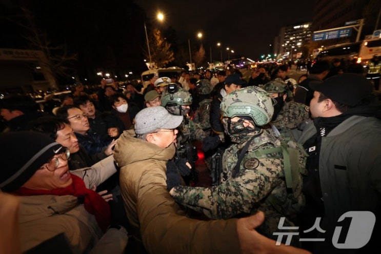 방첩·특전·수방사령관 <b>직무정지</b>…<b>박안수</b> 등 10명 출금 신청... 