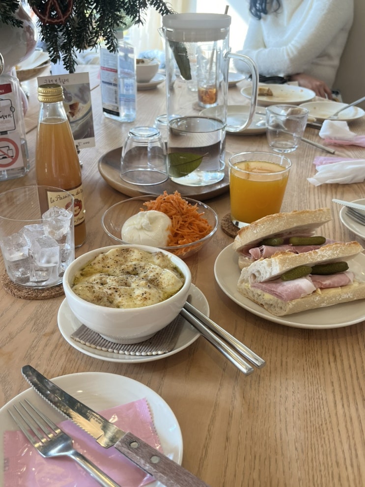  삼각지 키치한 브런치 카페 너무 예뻐서 찾아갈만한 카데뜨