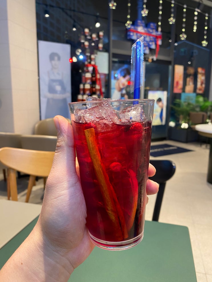  이디야신메뉴 그립톡 붕어빵 꿀호떡 제로슈가쿠키 스윗오트 더블초코 칼바사핫도그 변우석포토카드 레드뱅쇼 화이트뱅쇼 이디야메뉴판 단백질바 에너지바그릭요거트 가격비교