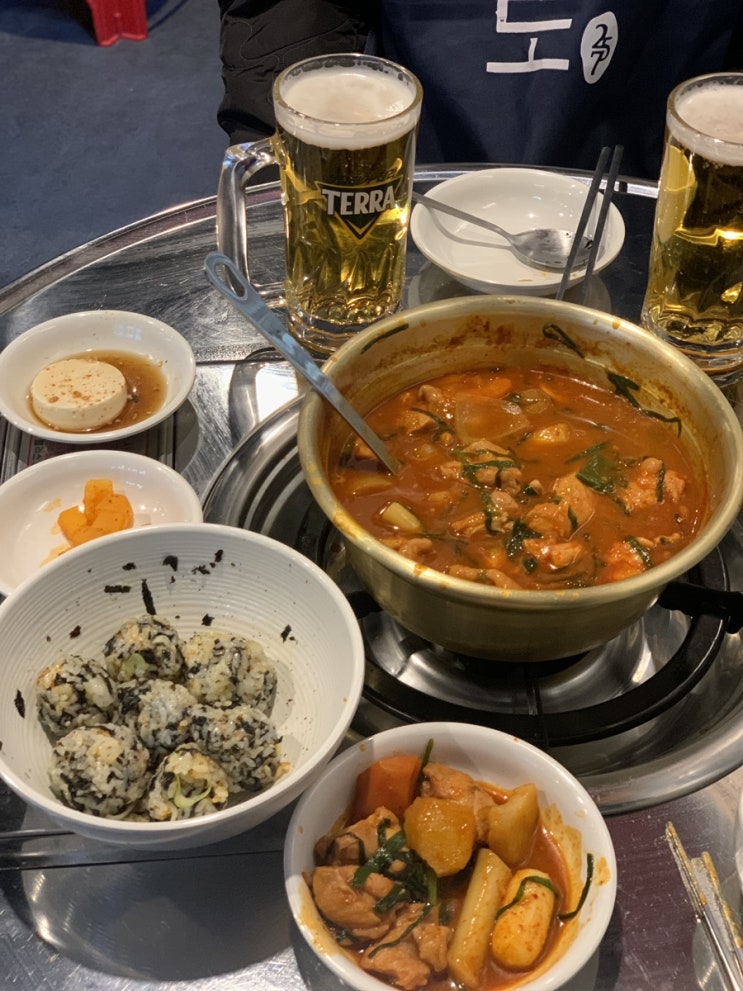  닭볶음탕이 맛있는 SNS 유명 맛집 신논현역 술집 ‘한사발포차 논현점’