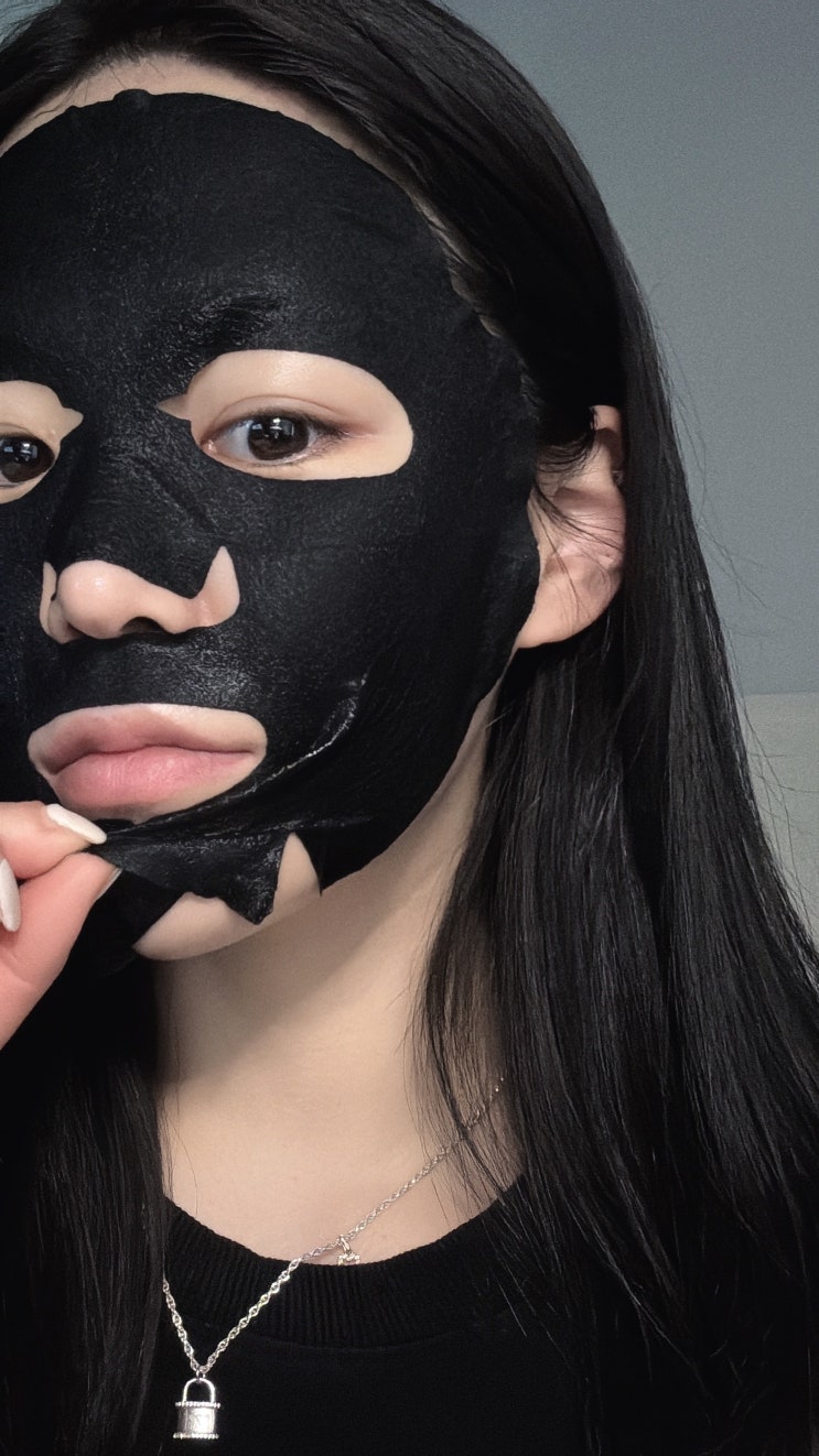  메디힐 블랙 마스크팩으로 하루 20분 미백 수분 충전하기