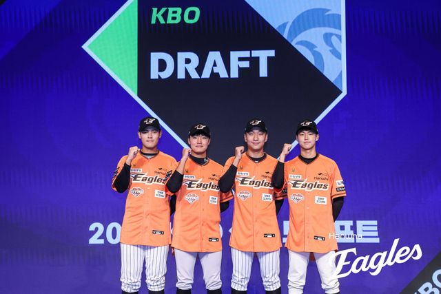 <b>한화</b> 또 신인 '초대박' 예감? <b>김경문 감독</b> "정우주-권민규, 내년... 