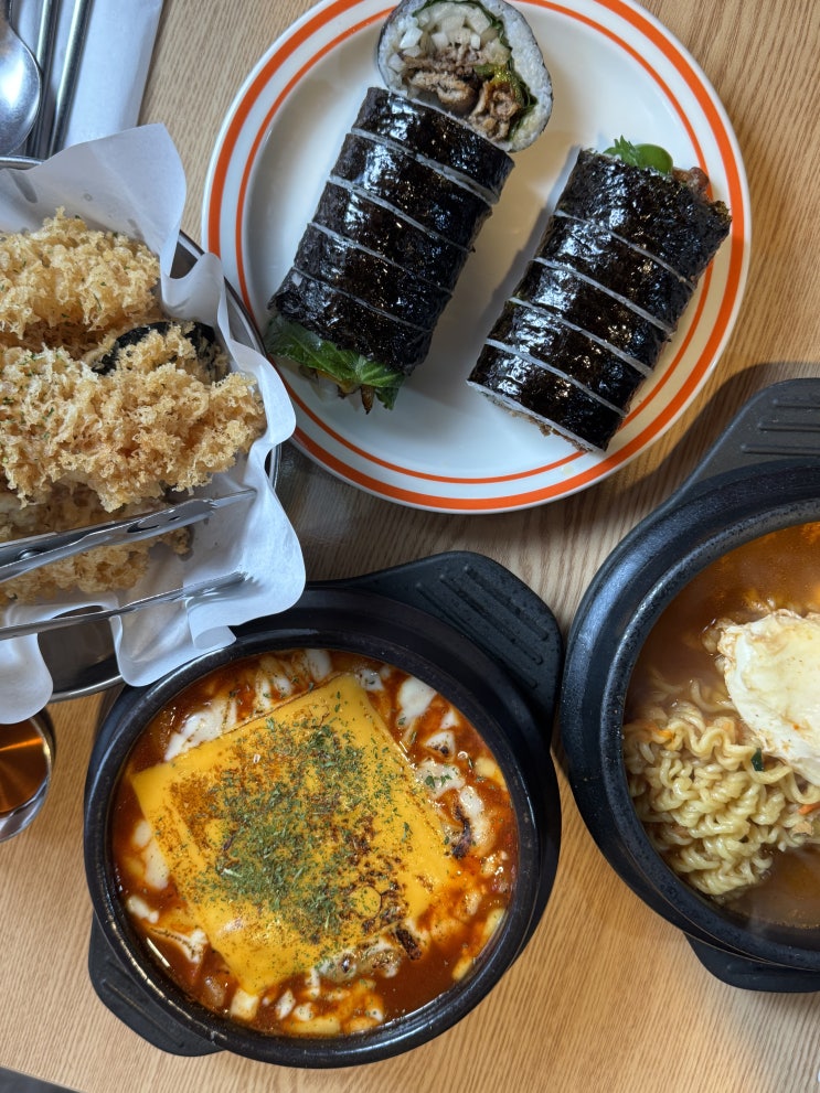  떡볶이 전문가가 추천하는 그동네떡볶이 홍대본점 맛집 치즈떡볶이와 계란라면 1인자