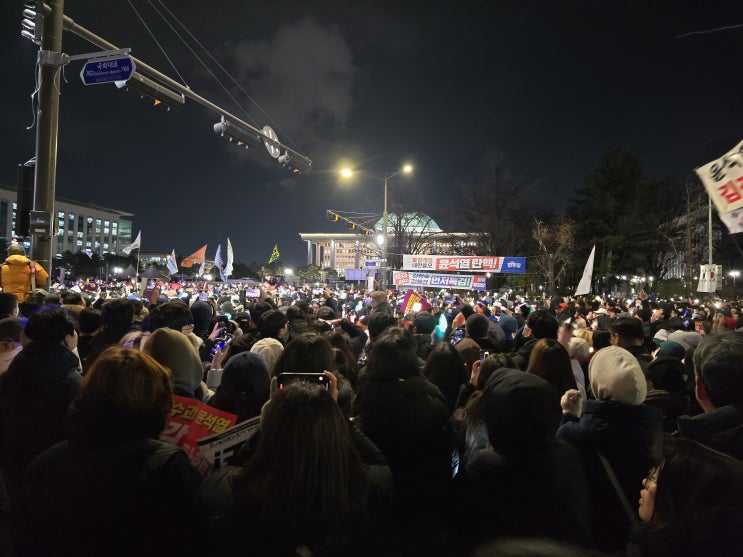 [BBC속보] 한국 국회 위헌적인 불법 <b>계엄령</b> <b>윤석열 탄핵</b> <b>실패</b>... 