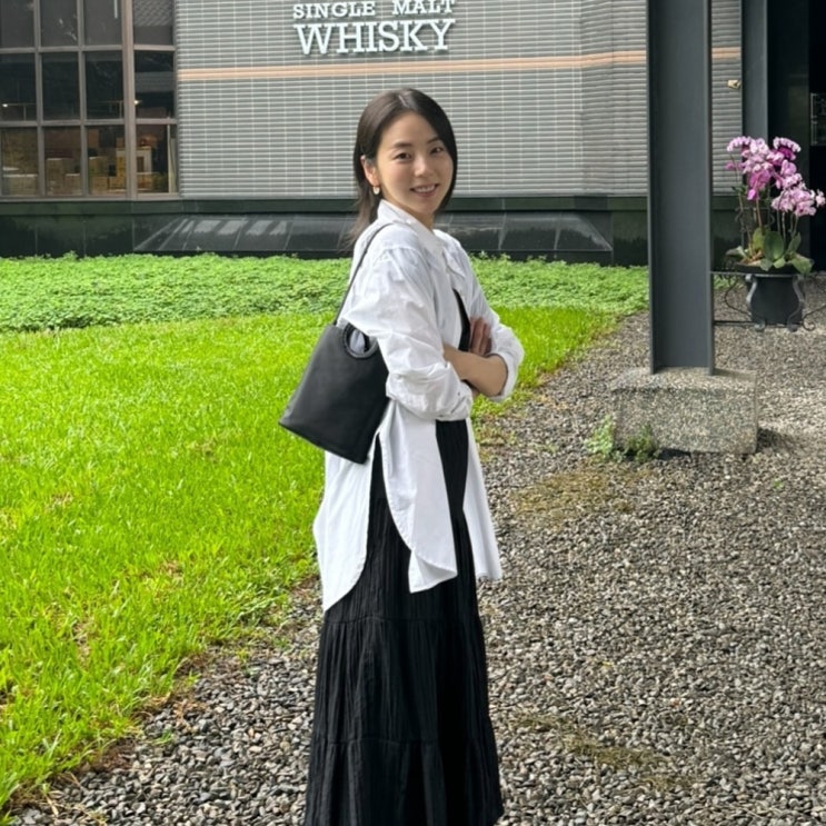  (깔끔 그 자체) 안소희 미니멀룩 여자 오버핏 흰셔츠 코디