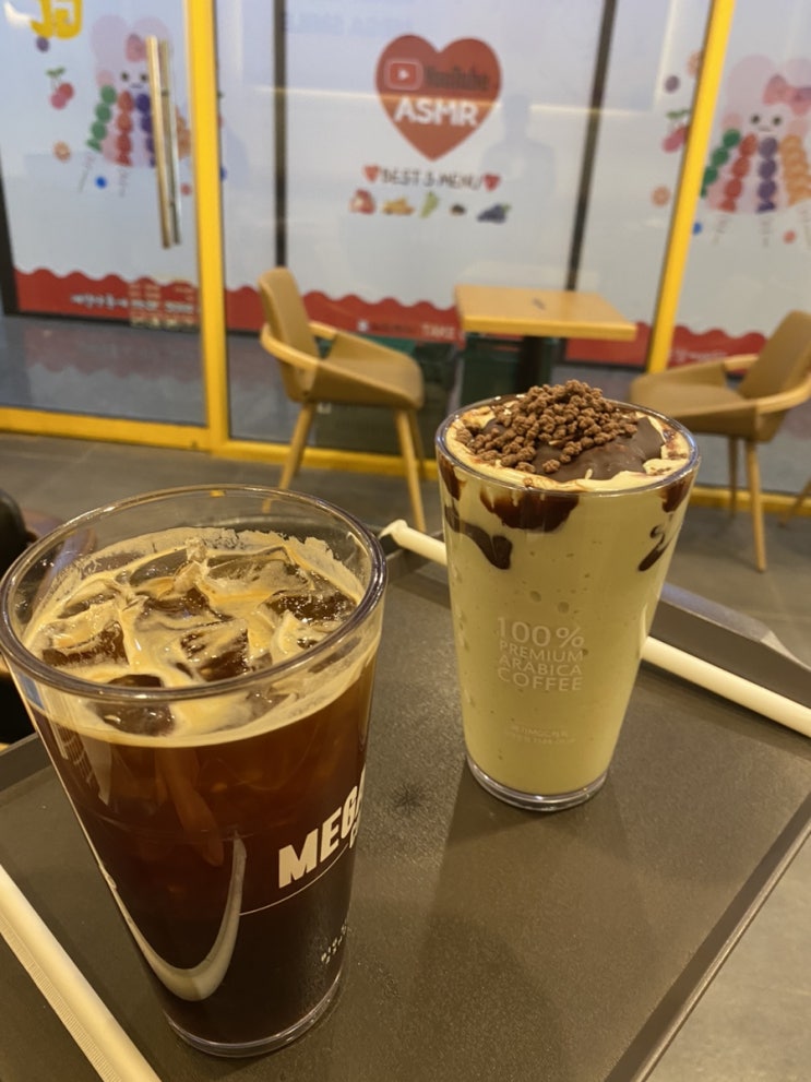  메가커피신메뉴 피스타치오프라페 포레스트라떼 노티드케이크 예약픽업 애플티라떼 상큼리치티 메가커피떡볶이 치아바타 군산우유케이크 군산롯데몰카페