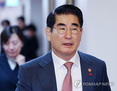 검찰 특수본, 김용현 긴급체포·휴대전화 압수…동부구치소로 검찰 특수본, 김용현 긴급체포·휴대전화 압수…동부구치소로