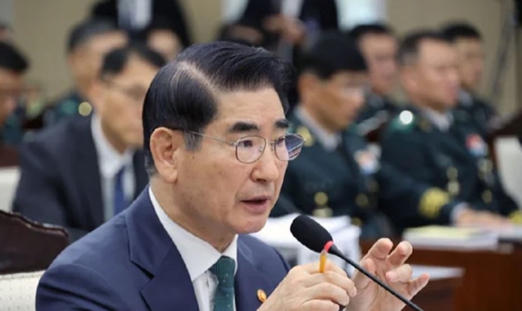 <b>김용현 전</b> 국방부<b>장관</b> '<b>내란 혐의</b>' 긴급체포, 서울 동부구치소... 