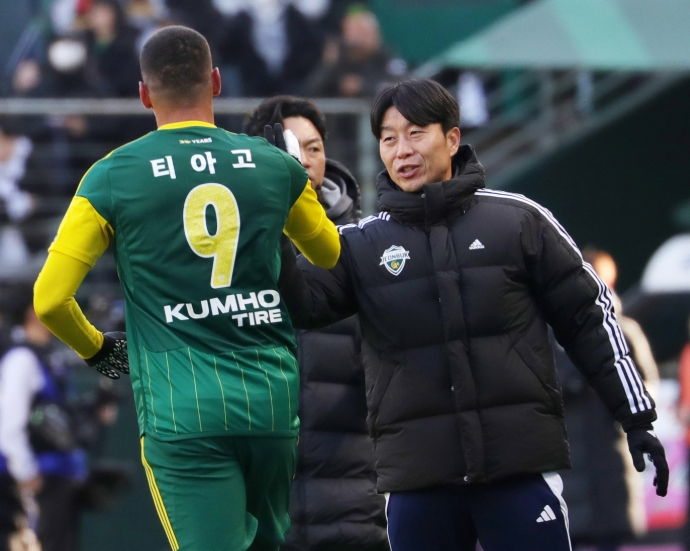 K리그1 전북 현대, 승강 PO서 서울 이랜드 꺾고 잔류 확정. 극적인 2-1 승리 (통합 4-2) K리그1 전북 현대, 승강 PO서 서울 이랜드 꺾고 잔류 확정. 극적인 2-1 승리 (통합 4-2)