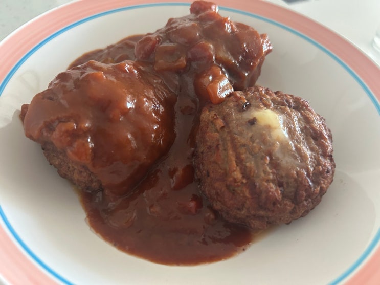  저녁반찬으로 추천하는 치즈가 줄줄흐르는 간편 음식 <고메 치즈함박 스테이크>