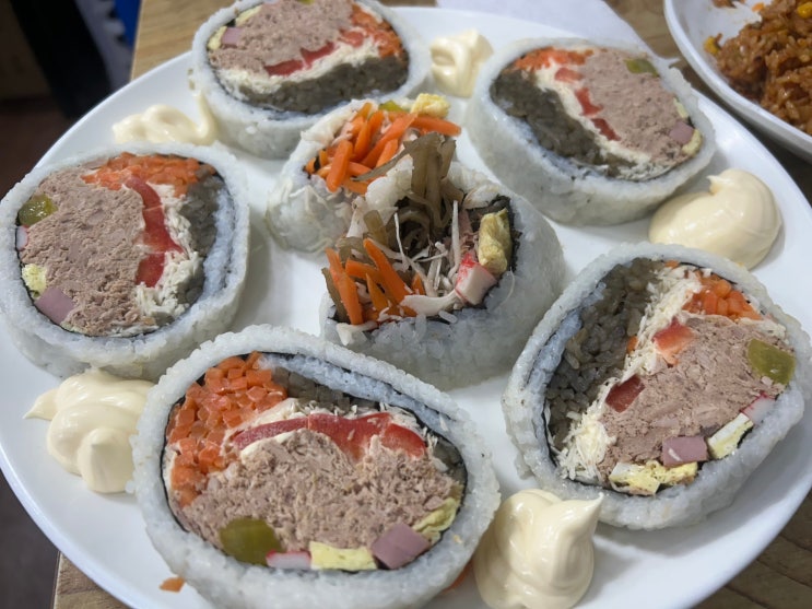  고려대학교 명물, 안암동에서 실물로 영접한 SNS 팔뚝김밥 주문기 <이공김밥 안암본점>(스팸김치볶음밥, 참치누드김밥>