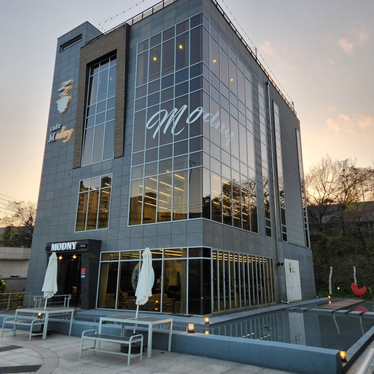 마산 내서 대형 베이커리 카페 모드니 포토존 마산 내서 대형 베이커리 카페 모드니 포토존