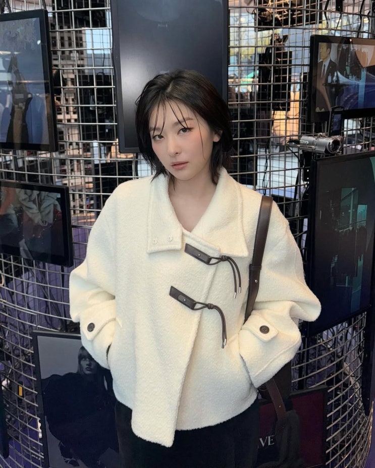  레드벨벳 슬기 겨울 패션 코디! 레이브 자켓, 미니스커트, 가방 추천!
