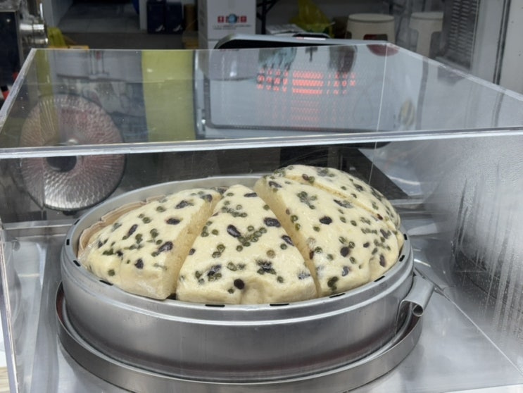  속초 중앙시장 맛집 추천: 사장님의 열정으로 탄생한 막걸리 향 가득한 속초 술빵