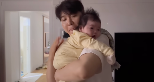<b>박수홍</b>과 <b>김다예</b> 부부의 신생아 전복이의 탄생과 그들의 <b>육아</b>... 