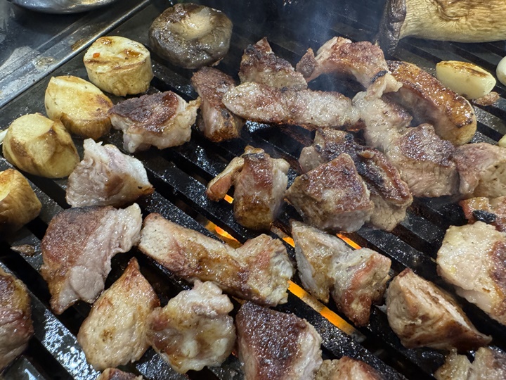 남동구맛집 역전주먹고기 소래포구본점 연탄구이로 구워주니 특유의 불맛이 너무 좋았어요