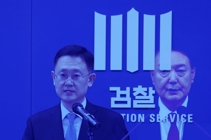 檢특수본 “윤대통령 피의자 입건…<b>직권남용</b>·<b>내란</b> <b>혐의</b>”