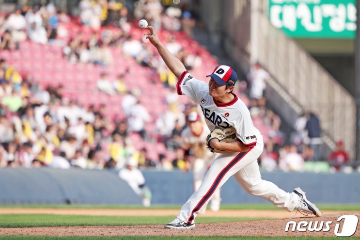 '신구종 연마' <b>두산</b> <b>신인왕</b> <b>김택연</b>, 2025년 세이브왕에... 