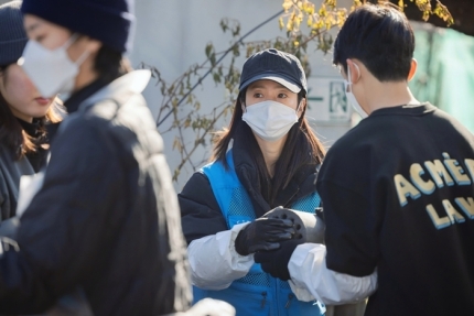 <b>한지민</b>·<b>조인성</b>·천우희·노희경 작가, 구룡마을에 사랑의 <b>연탄</b>... 