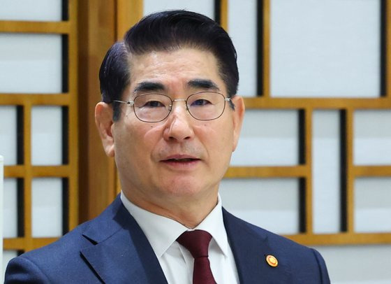 [속보] <b>김용현</b>, <b>구속영장</b>심사 포기…"다 내 책임, 부하들 선처를"