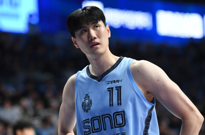 프로농구 <b>소노</b>, 대학 시절 '학폭 의혹 일부 인정' <b>김민욱</b> 계약... 