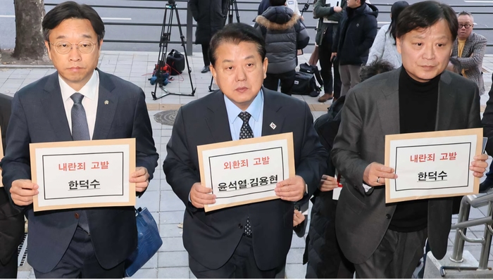 민주당 "윤석열·<b>김용현</b> '이적죄', 한덕수 '<b>내란죄</b>' 국수본 <b>고발</b>"
