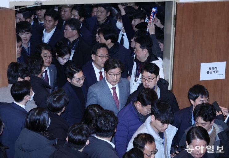 탄핵 반대했던 與… 의총서 “14일 <b>탄핵 표결 참여</b>”... 
