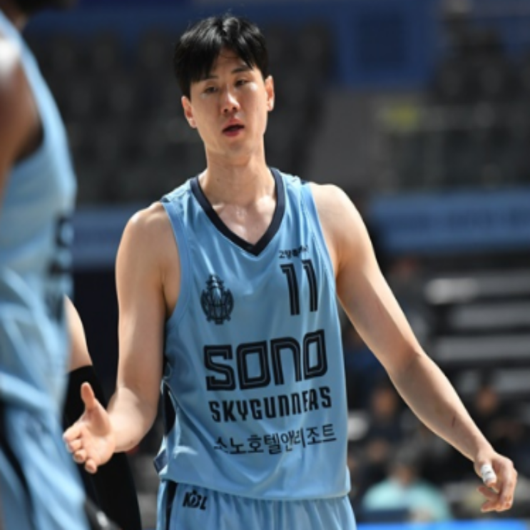 김승기 감독에게 폭행 당해 고소했던 소노 김민욱, 대학 시절에는 가해자였다??(김민욱 학폭 인정, 연세대, 아이스하키채 폭행, 계약해지)