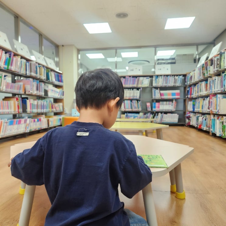  거여역 거마도서관은 유아자료실도 있고, 휴게실에 도시락을 먹을 공간도 있어 추천해요