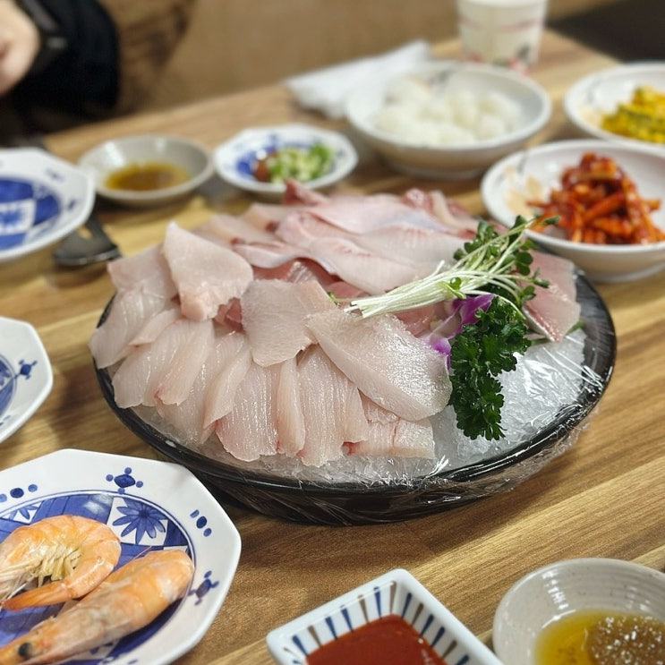  친구의 지인 추천 서울 신당역 대방어 맛집 군산회찜전문 군산횟집 대방어 2인 매운탕 라면사리 리뷰.
