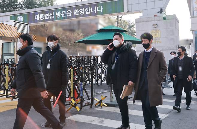 <b>대통령실 압수수색</b> 나선 <b>경찰</b>, 경호처와 3시간째 '대치'