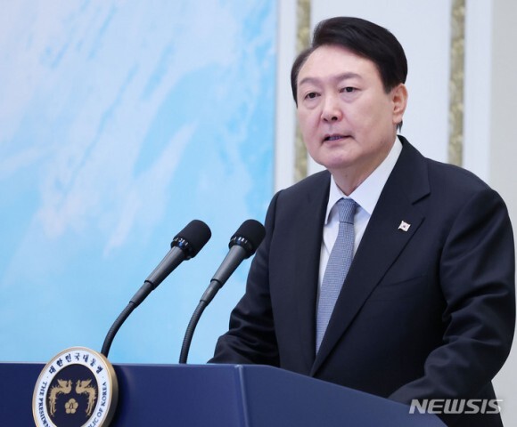 용산에 등장한 응원<b>화환</b>들&선관위서버포렌식끝냄