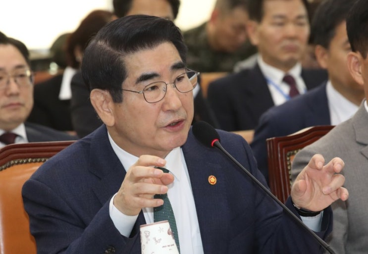 <b>김용현</b>, 구치소서 <b>극단선택 시도</b>... 법무부 “현재 건강 이상... 