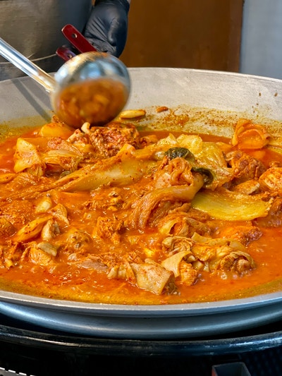 드럼통 솥뚜껑에 끓여먹는 닭볶음탕 맛집 군산 수송동 신대박집