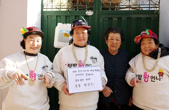 “혼자 사는 외로움 잘 알기에”…독거 노인 돕는 독거 노인 “혼자 사는 외로움 잘 알기에”…독거 노인 돕는 독거 노인