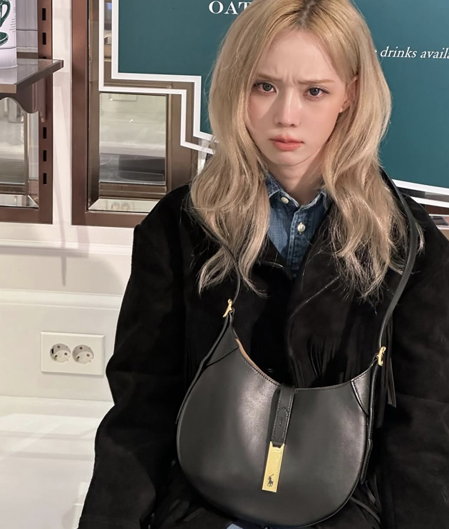  에스파 윈터 폴로 숄더백으로 여친룩 완성